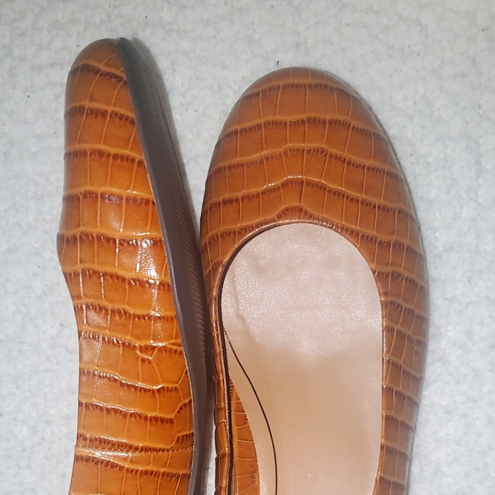 NWT Vionic scale-textured size 9.5 flats